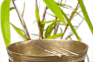 picture of acupuncture needles on bowl with bamboo